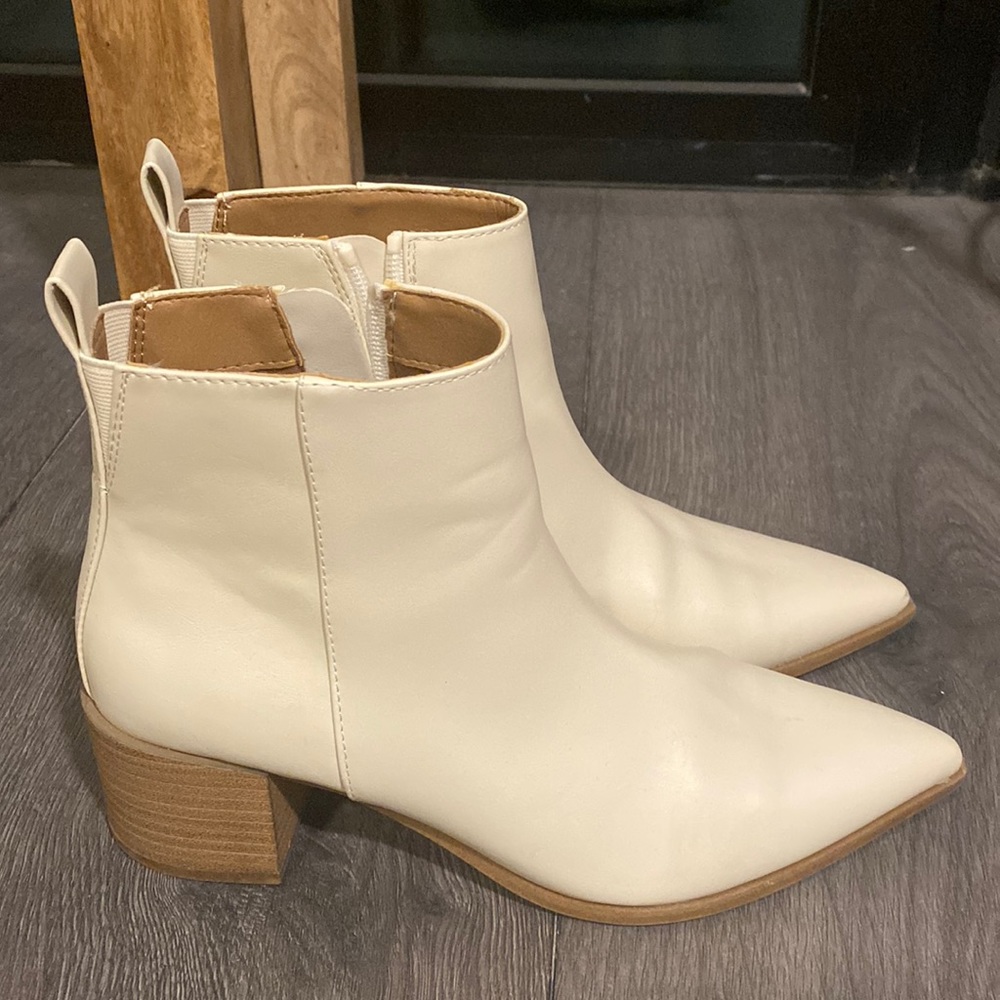 Universal Thread heeled booties, size 7, white EUC!!